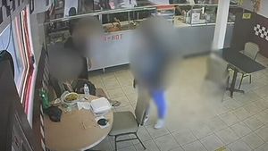 O adolescentă și-a abandonat bebelușul în brațele unei cliente dintr-un restaurant, iar apoi a fugit