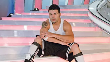 Pazea ca a dat de greu! Edi Stancu face acrobatii incercand sa-si imbrace copilul! Vezi aici cum se descurca!