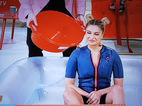 Lora a promis că se dezbracă în costum de baie, a făcut-o, dar l-a păcălit, totuși, pe Cove