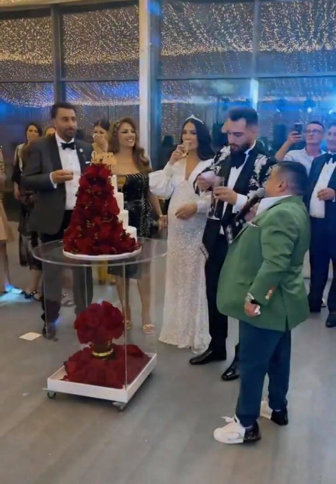 Adrian Minune le-a cântat mirilor "La mulți ani!"