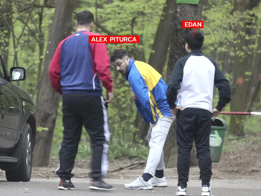 Edan privește cu atenție și încearcă să "fure" mișcările fratelui său (SURSA FOTO: CANCAN.RO)