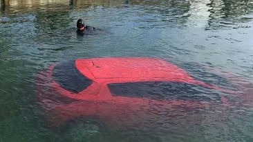 Imagini incredibile! O tânără a sărit cu maşina într-un lac, pentru că aşa i-a „spus“ GPS-ul să facă