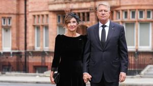 Cât costă geanta pe care a purtat-o Carmen Iohannis la Abu Dhabi? Preţul "obraznic" nu este la îndemâna oricui