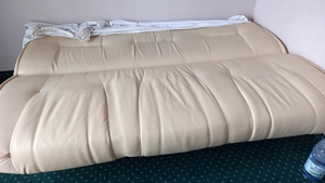 Scandalos cum arată o cameră de 4 persoane, într-un hotel de 3 stele din Băile 1 Mai! Imagini realizate de o turistă oripilată