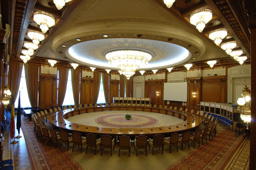 Un renumit politician ar fi avut o aventură cu o controversată cântăreață suspectă de infectare cu HIV