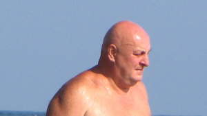 "Vocea" Pro TV-ului a intrat la apa. Imagini inedite cu Bebe Cotimanis in valurile marii, departe de lumea dezlantuita