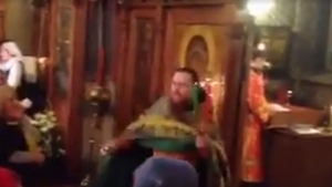 Paştele a trecut, dar... O să rămâi mască atunci când vei vedea ce face acest preot cu cădelniţa! 