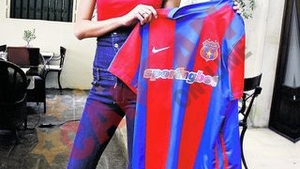 "Ros-albastrii", sustinuti de "bomba sexy" a Greciei