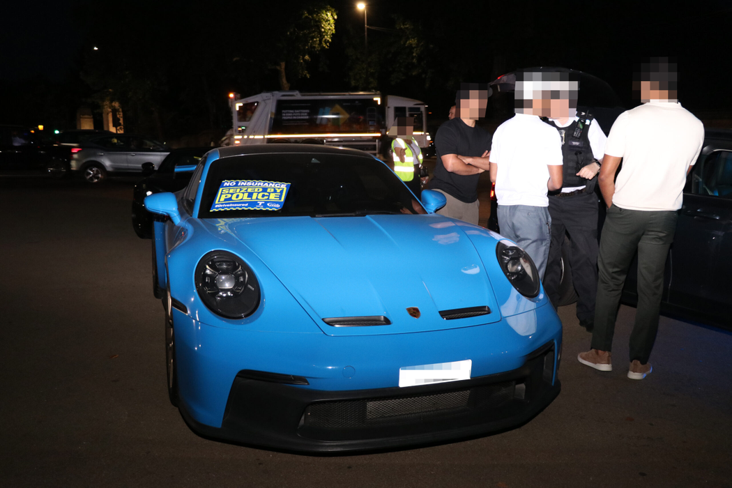 Ferrari Monza de 4,3 milioane de € și alți bolizi, confiscate de poliția din Londra pentru producerea de zgomot excesiv. Șoferii conduceau periculos