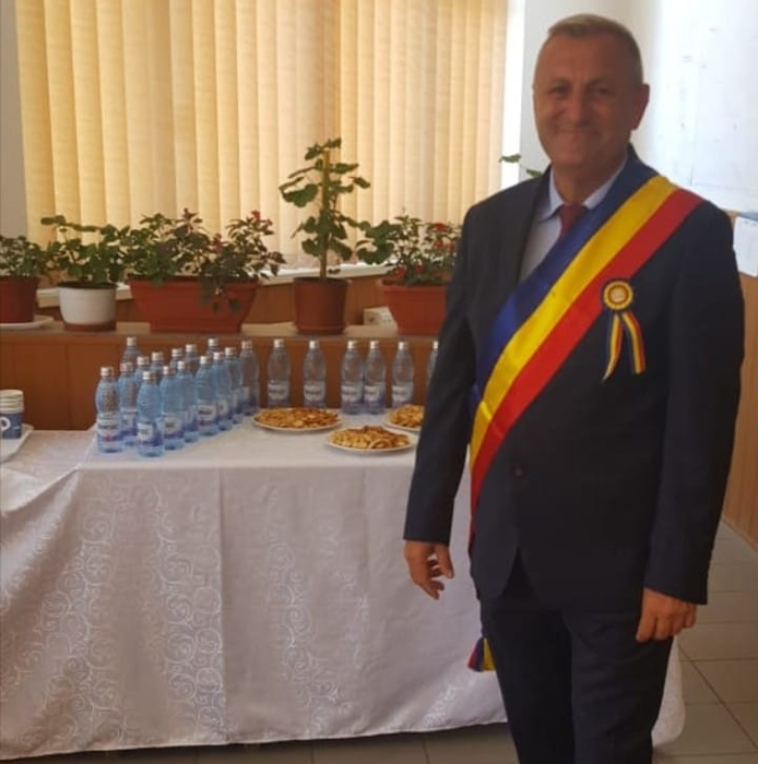Primarul unei comune din Vâlcea a rupt tăcerea după ce a lipsit de la festivitatea de deschidere a noului an școlar