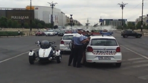 Imagini de infarct în centrul Capitalei. O femeie a fost încătuşată de 12 poliţişti, dintr-un motiv incredibil