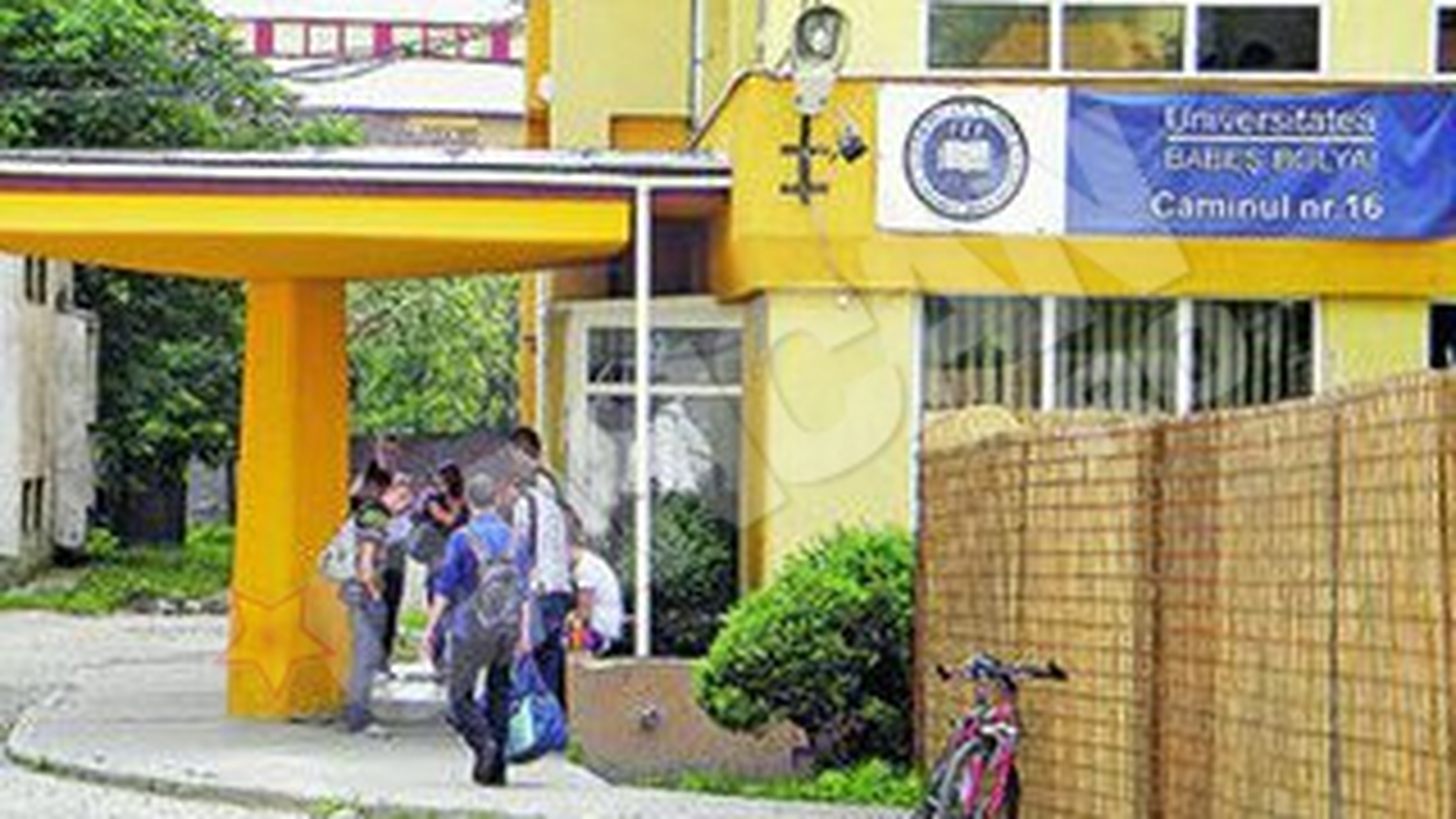 Inca un student s-a aruncat din "caminul groazei"