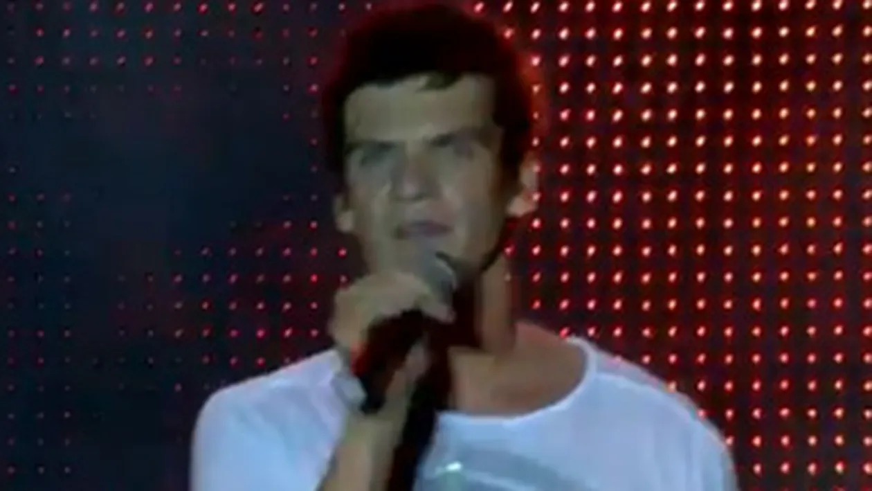 Tudor Chirila, dezlantuit pe scena! S-a dezbracat, a facut flotari si a injurat la greu: Nu esti barbat destul daca nu ai c***e! Arata-ne c***e