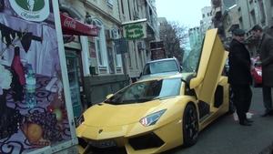 Dan Nicorescu a blocat o straduta cu bolidul de jumatate de milion de euro. Batranele nu si-au putut lua ochii de la Aventador!
