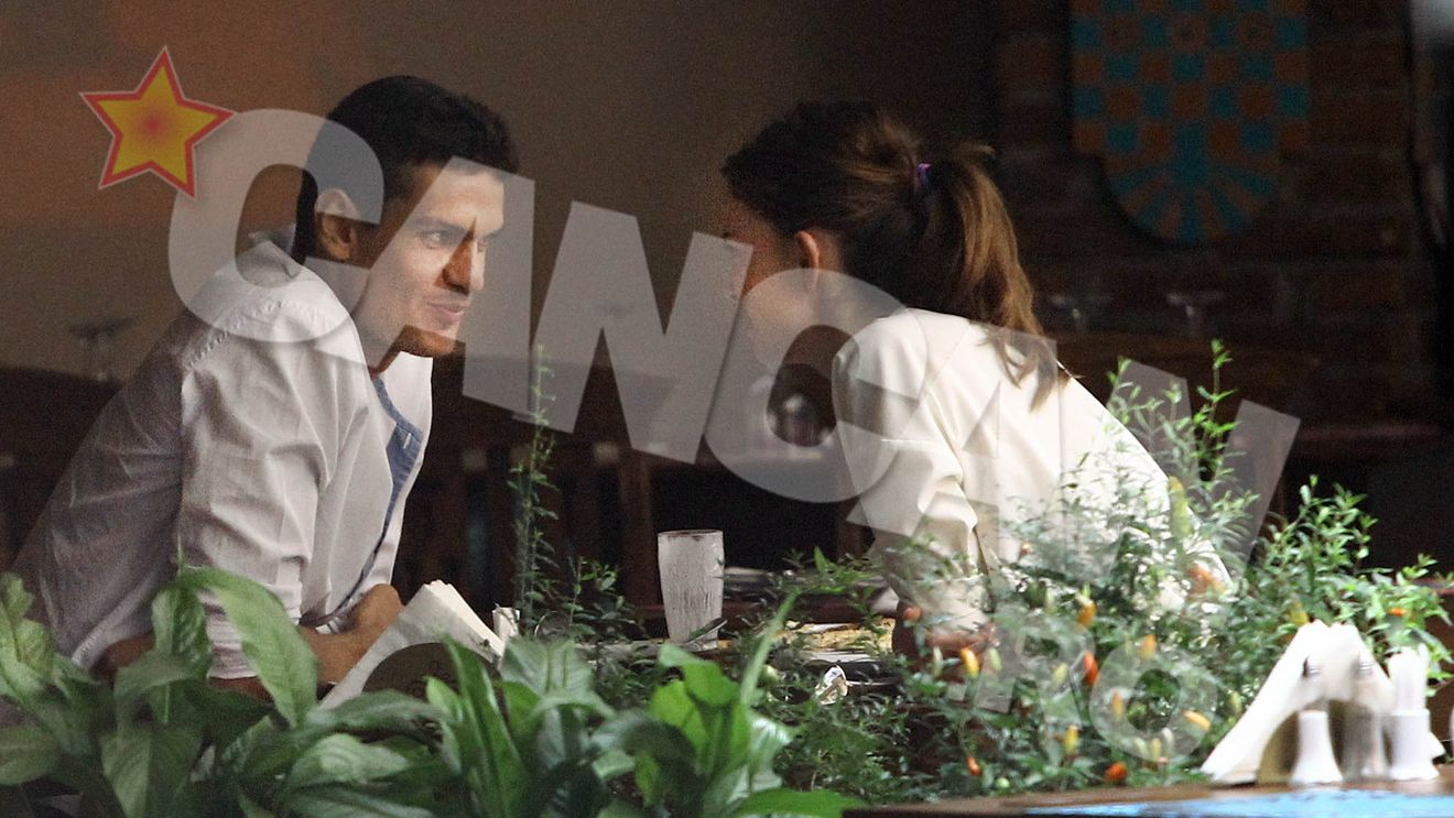 Perfect cu ea! Imblanzitoarea Iulia l-a pus cu botul pe labe pe salbaticul Tudor Chirila! Vezi cum ii mananca din palma iubitei