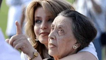 Doliu pentru o cunoscută vedetă din România: mama ei a murit. Ce a descoperit în apartamentul femeii, la scurt timp