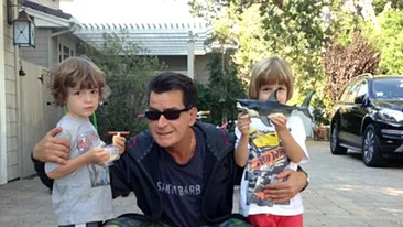 POZA SOCANTA publicata de Charlie Sheen cu baietelul lui de 4 ani! Ce-a patit micutul