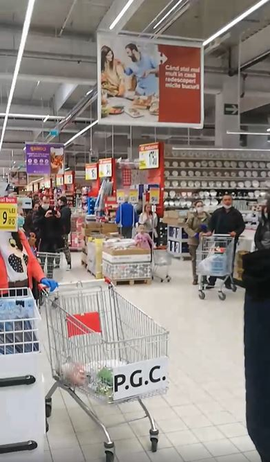 Piele de găină! Clienții dintr-un supermarket au cântat “Hristos a Înviat” în timp ce stăteau la coadă. În ce oraș din România s-a întâmplat | VIDEO