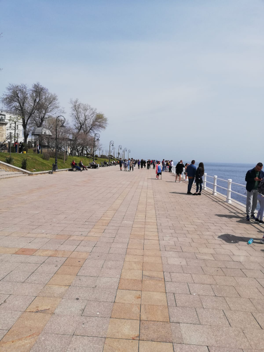 Constănțenii au ieșit la plimbare pe faleza de la Cazinou, de 1 Mai, înainte de Înviere