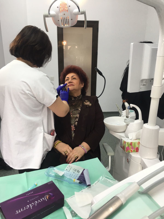 Elena Merisoreanu a apelat la operaţii estetice! Iată primele imagini cu artista după intervenţie!