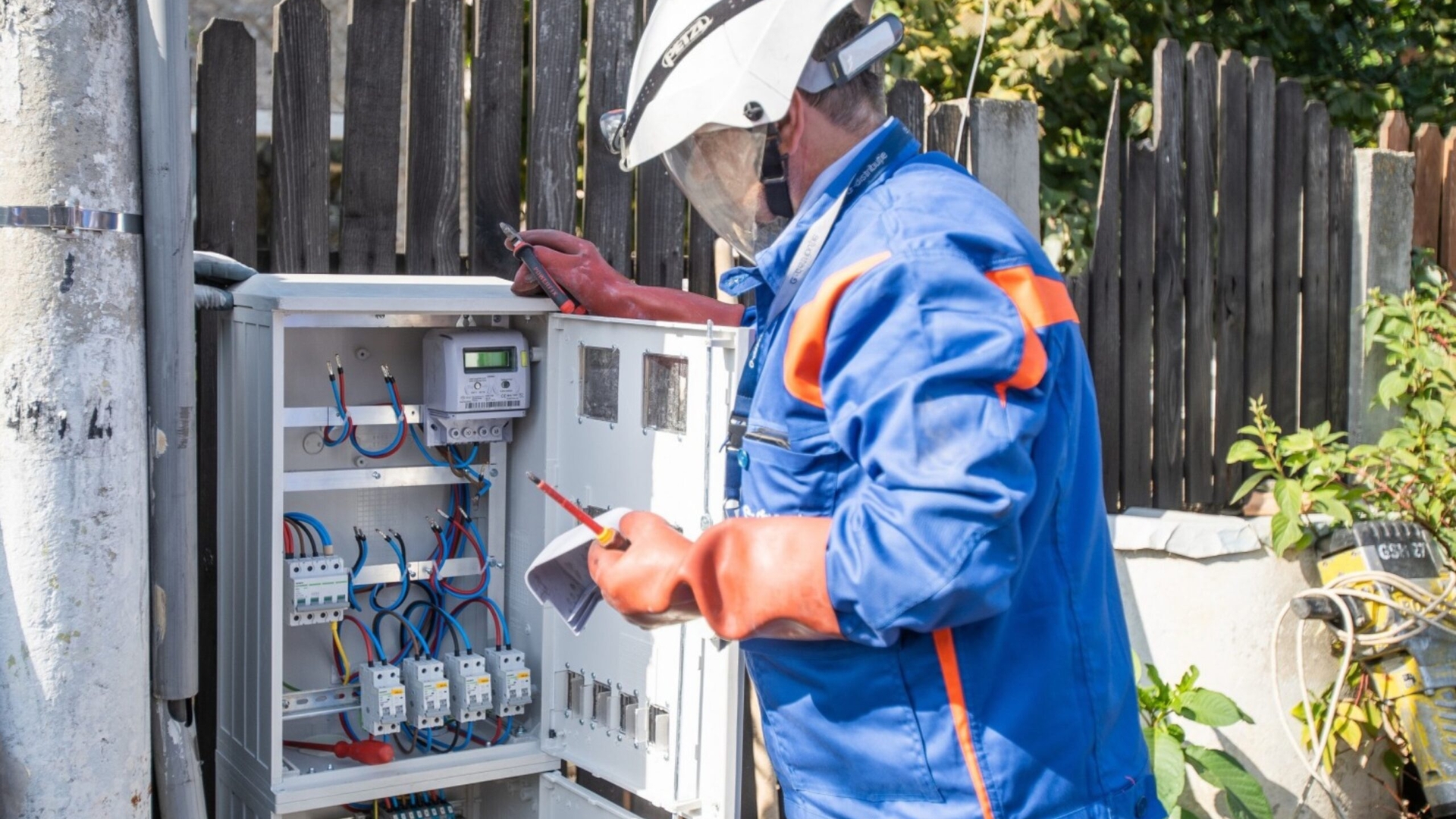 Un electrician a mers să taie curentul unei familii, dar a găsit un bilet care l-a făcut să se răzgândească. Ce scriseseră oamenii în el. „Vă rog...”