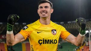 Cum arată soția lui Florin Niță. Portarul-erou este căsătorit de 10 ani și are doi copii cu Laura