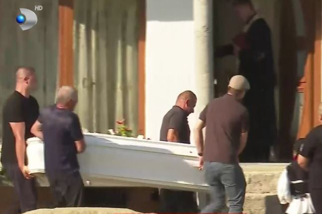 Imaginile durerii! Bianca și Patrizia au ajuns acasă în rochii de mireasă/ sursă toto: captură video