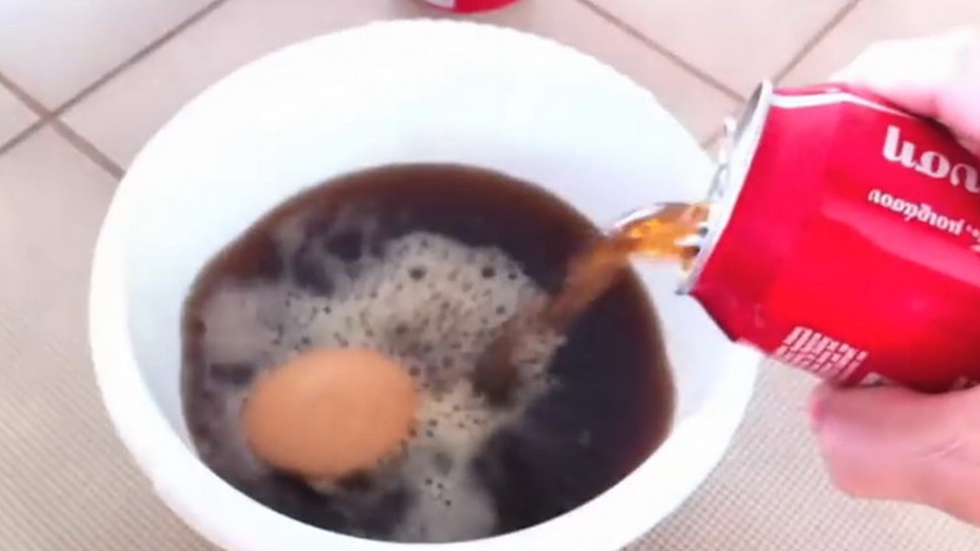 Ce se intampla daca bagi un ou in Coca Cola! Nu te-ai fi asteptat la asa ceva! VIDEO