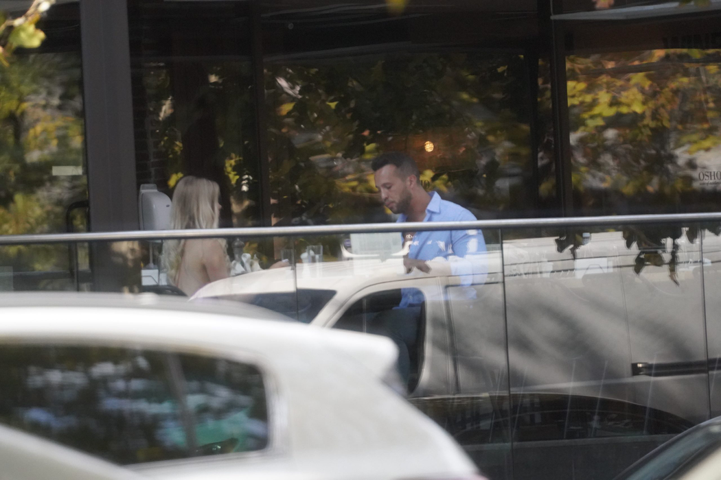 Tristan Tate, la restaurant, alături de o misterioasă blondină