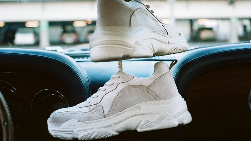 Stilul sportiv pentru bărbați cu sneakerși albi