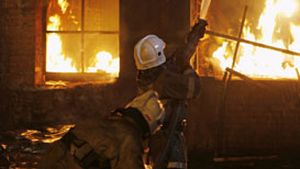 Se uitau la film si le-a explodat casa