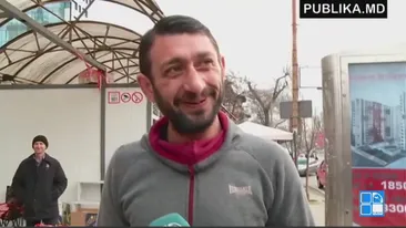 Aceasta este cea mai tare ”manea moldovenească”. Vezi ce dedicaţie specială le-a facut acest tânăr femeilor!