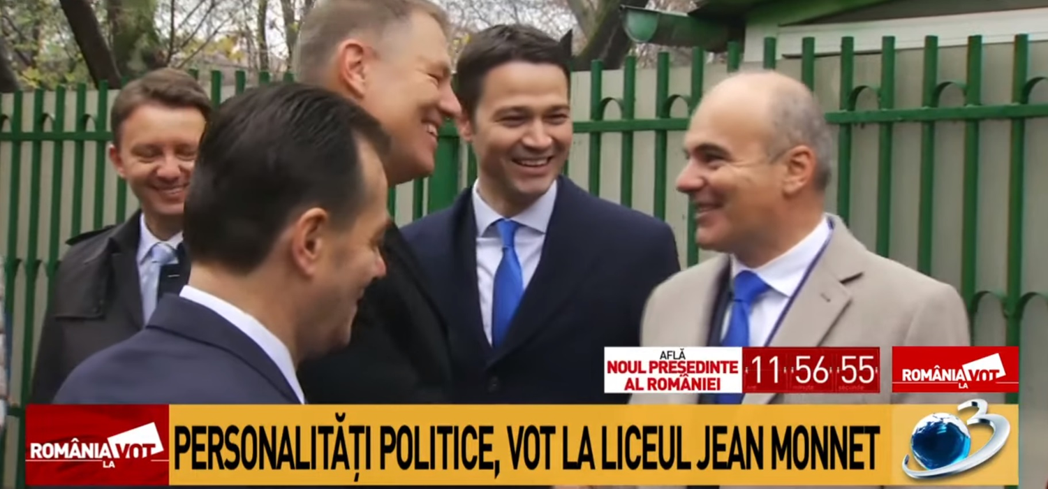 Detaliul comic observat de un telespectator, în timp ce Klaus Iohannis era în direct la Antena 3. Ce vedetă a apărut în cadru