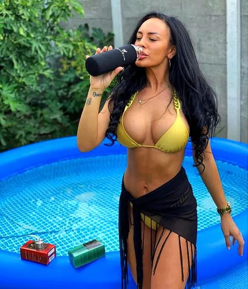 Mădălina, soția românului trecut pe la Inter și AC Milan, făcută praf după ce și-a deschis cont de OnlyFans! Sexy-bruneta se apără: “Nu este nimic greșit” | GALERIE FOTO