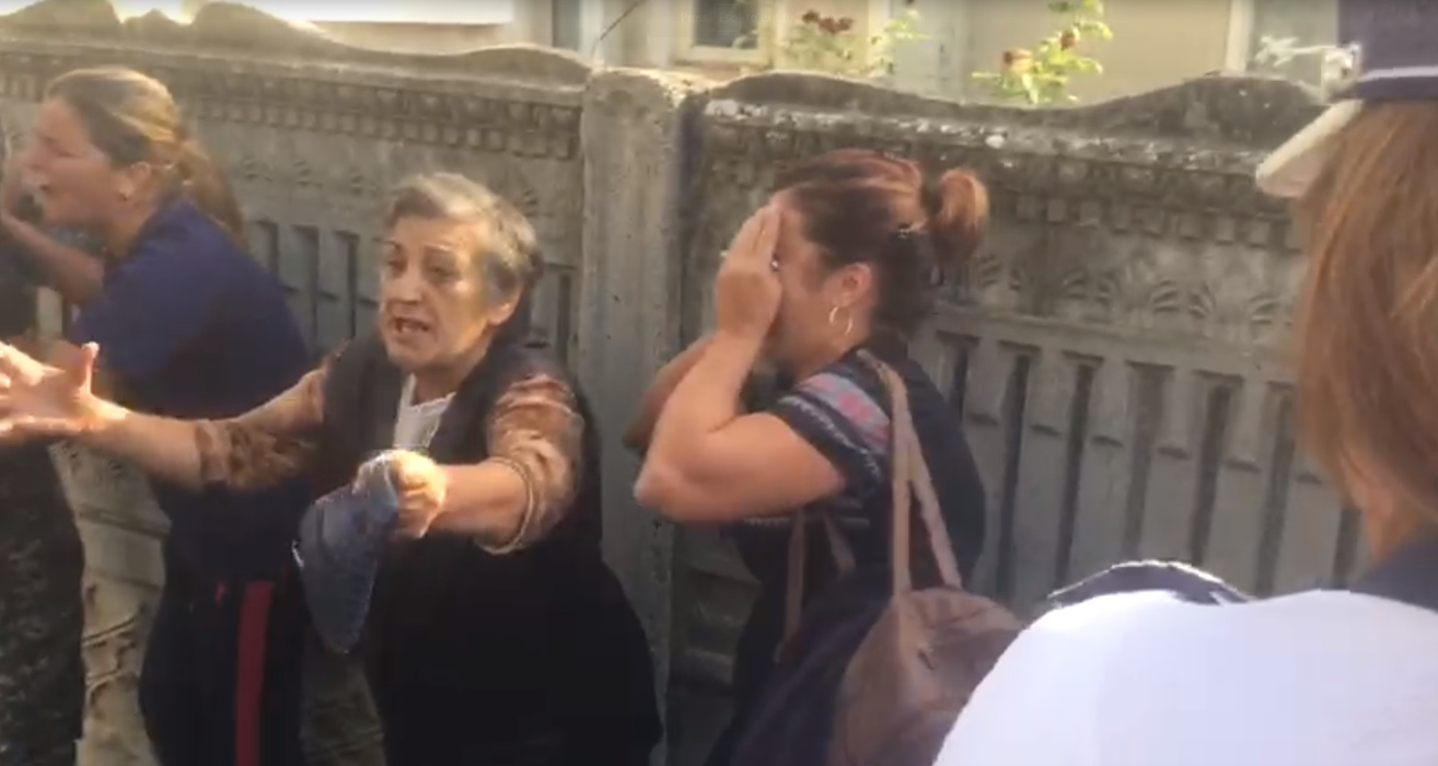 Transfigurată de durere, mama Luizei Melencu s-a luptat cu jandarmii ca să ajungă la Gheorghe Dincă. Ce a strigat bunica fetei