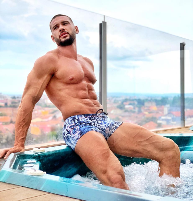 Dorian Popa e acum mare „macho”, dar să vezi cum arăta starul de la Antena 1 în tinerețe, când era „plat” și nu avea mușchi deloc