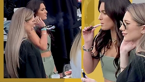 Când Mario Fresh rămâne acasă, iubita dansează singură pe lângă masă. Alexia, mama ta știe că fumezi?