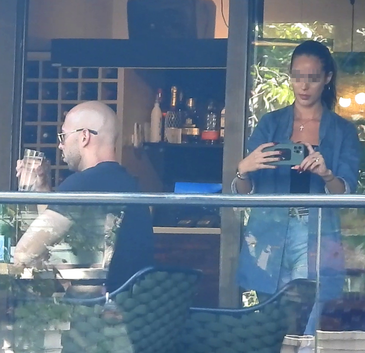 Andrew Cobra Tate, fratele celebrului Tristat Tate, a făcut o ședință foto chiar pe terasa unui restaurant din București
