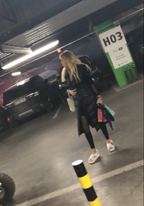 Ca de fiecare dată, apariţia la mall a Mayei a atras atenţia
