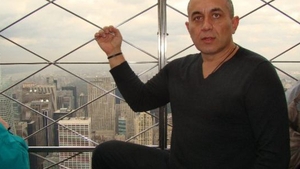  ”Şmecherul de la Ploieşti” a sărutat cu japca o bunăciune după un şpriţ alert! Asta înseamnă să fii interlop şi să arăţi tuturor că pe tine nu te refuză nimeni
