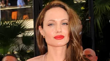 Angelina a avut o copilarie grea