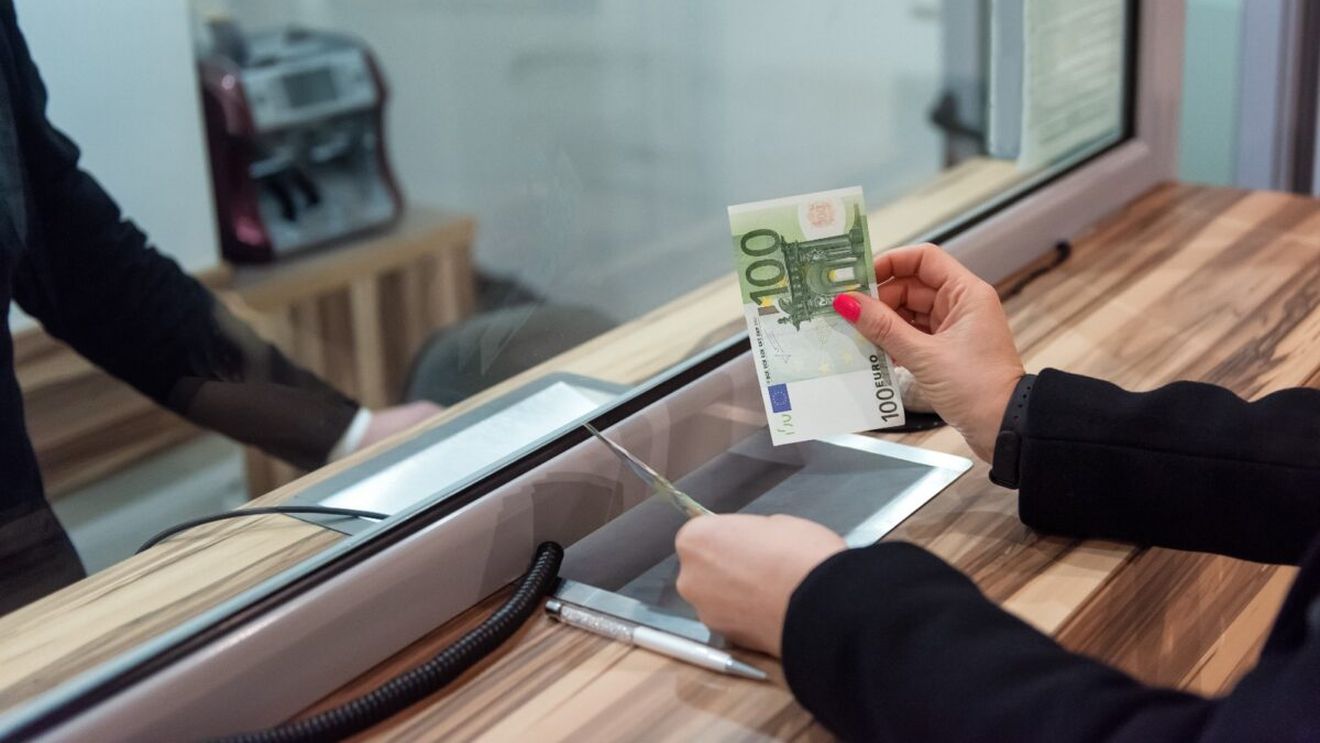 O femeie din Buzău a rămas fără toți banii strânși în străinatate. Cum i-au dispărut 35000 de euro din cont