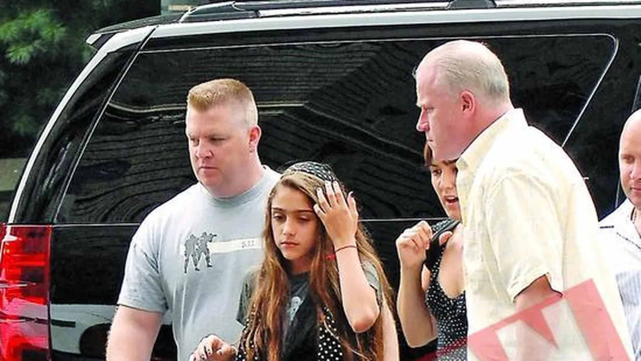 Fata Madonnei isi face manichiura de trei ori pe saptamana