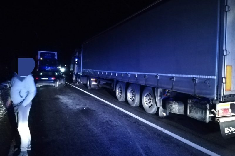 Accident teribil în Sibiu între 2 TIR-uri şi 2 mașini. Doi oameni au fost răniţi, iar traficul e blocat