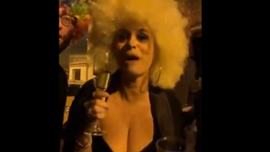 Rar o vezi așa pe Andreea Esca! A avut ditamai decolteul de Revelion