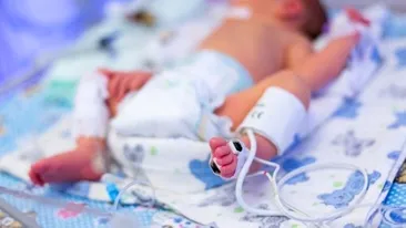 Un bebeluș din Botoșani a ajuns de urgență la spital! La trei luni cântărește mai puțin decât la naștere, deoarece a fost înfometat