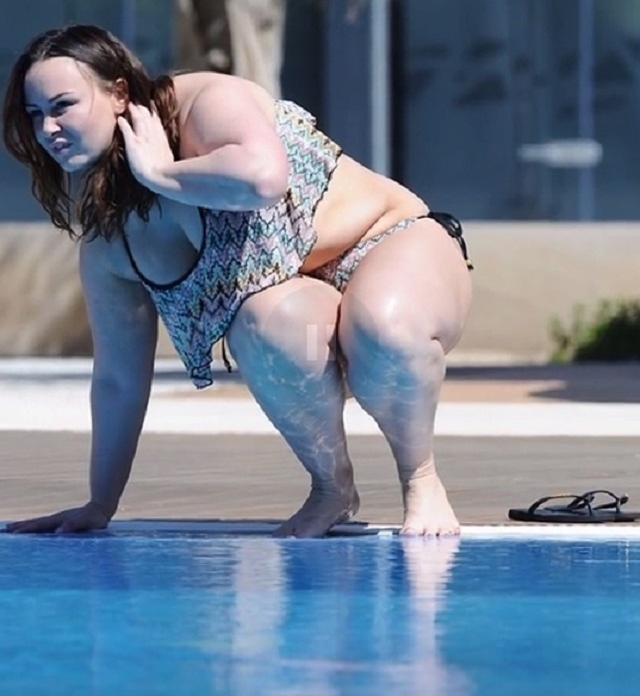 Acest fotomodel a lăsat pe toată lumea cu gura căscată! A apărut la piscină aproape dezbrăcată!