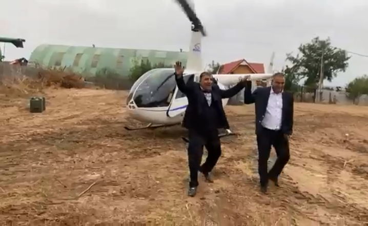 Primarul dintr-o localitate din Dolj, dus la nuntă cu elicopterul. „Barem dacă oi pica, să pic, dă-mă dreacu”