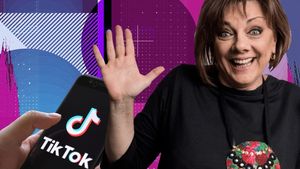 Flăcărica a rupt în două TikTok-ul! La nici o zi după ce și-a deschis contul, actrița Carmen Tănase are peste 140.000 de urmăritori
