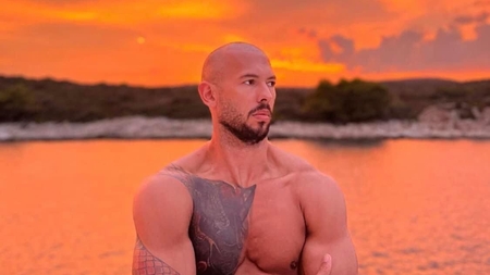 Andrew Tate, în tandrețuri cu o blondă misterioasă! S-au sărutat cu patos în miezul zilei. VIDEO